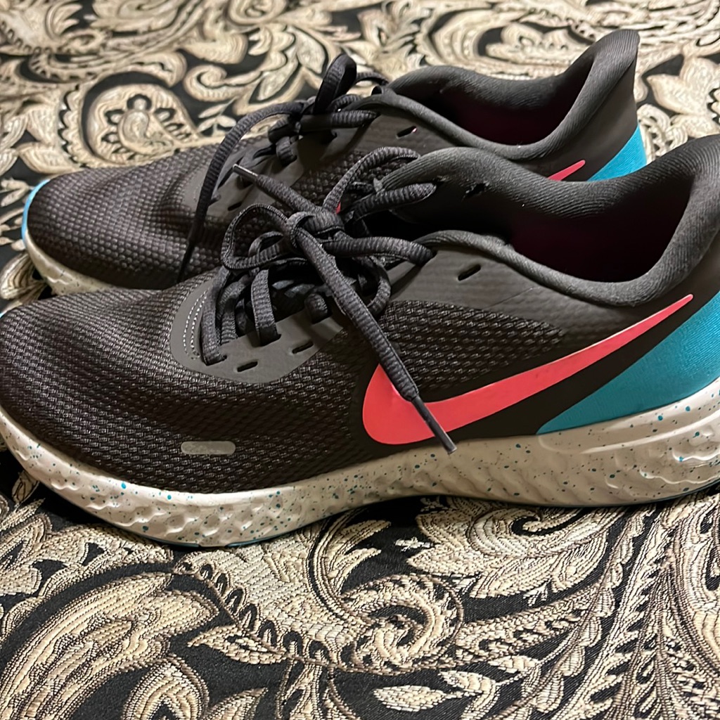 Nike Revolution